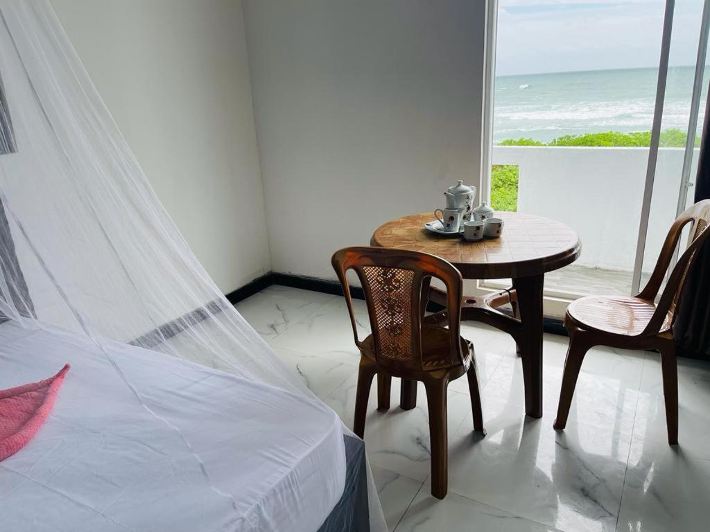 Blue Waves Ocean Mirissa Hotel ภายนอก รูปภาพ