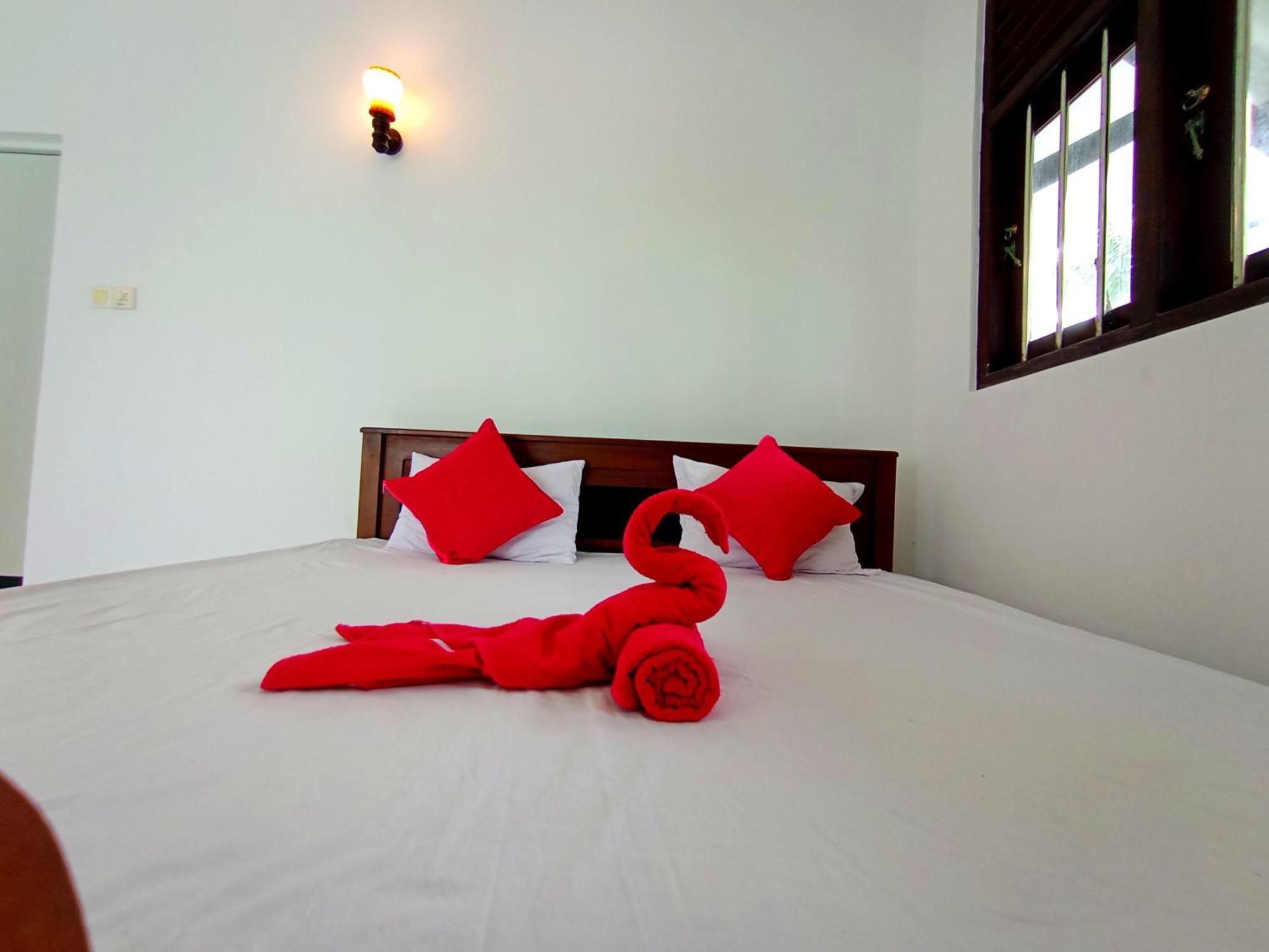 Blue Waves Ocean Mirissa Hotel ภายนอก รูปภาพ